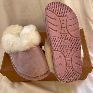 NIB Lamo sheepskin pink slippers. Probably display but look brand new. Sz small